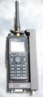 Aktívny vozidlový adaptér KTC-715 pre prenosné rádiostanice